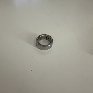 Oura Silver Ring gen 4. would need to buy a charger